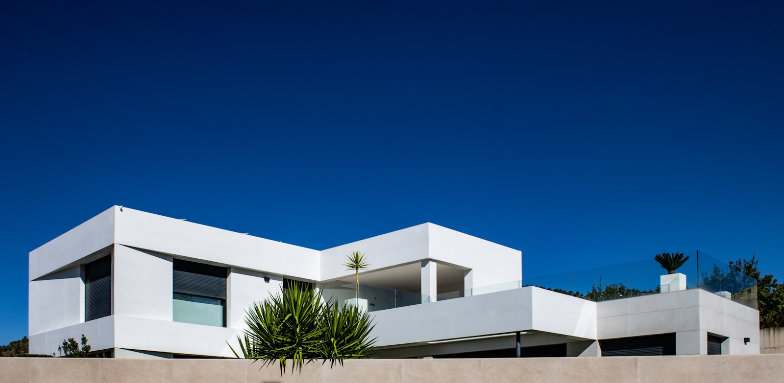 Moderne Fassade mit großflächigen Fenstern